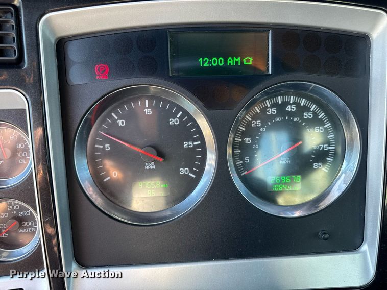 image for item DV2575 2014 Kenworth T800 semi truck