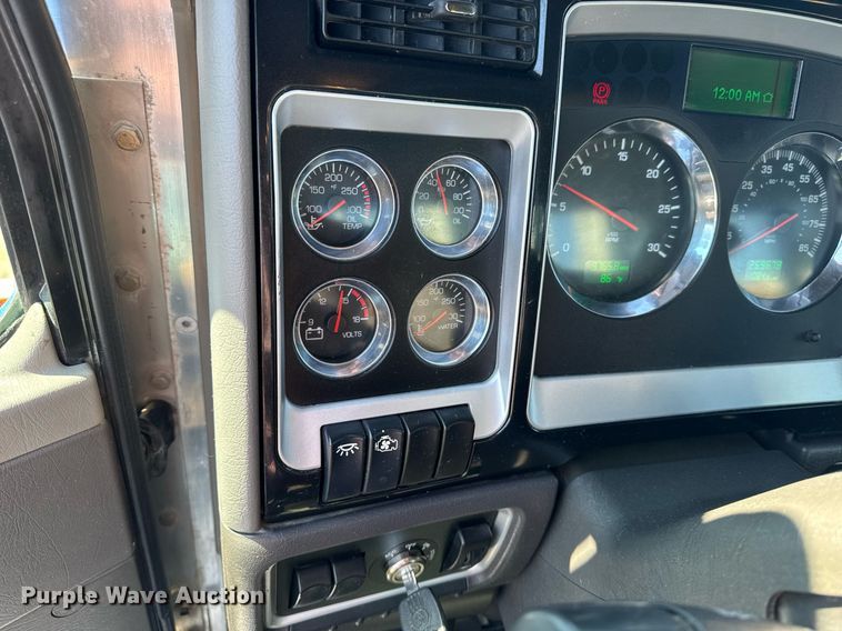 image for item DV2575 2014 Kenworth T800 semi truck