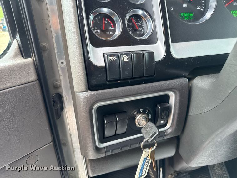 image for item DV2575 2014 Kenworth T800 semi truck