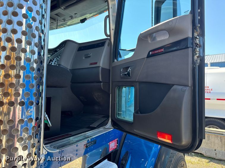 image for item DV2575 2014 Kenworth T800 semi truck