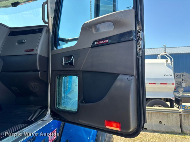 image for item DV2575 2014 Kenworth T800 semi truck