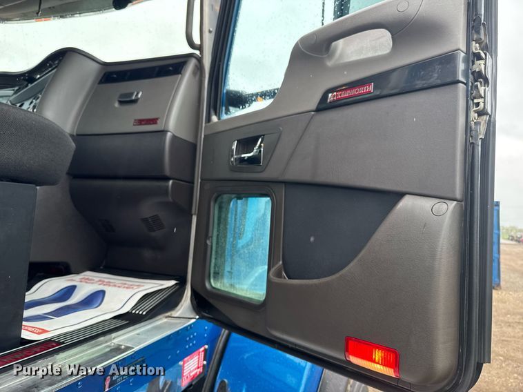image for item DV2575 2014 Kenworth T800 semi truck