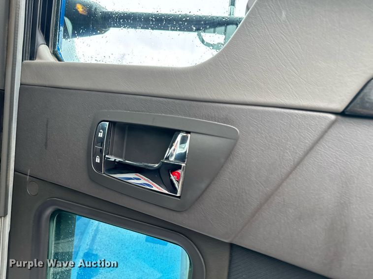 image for item DV2575 2014 Kenworth T800 semi truck