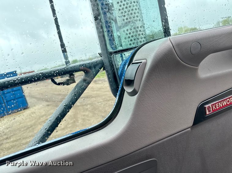 image for item DV2575 2014 Kenworth T800 semi truck