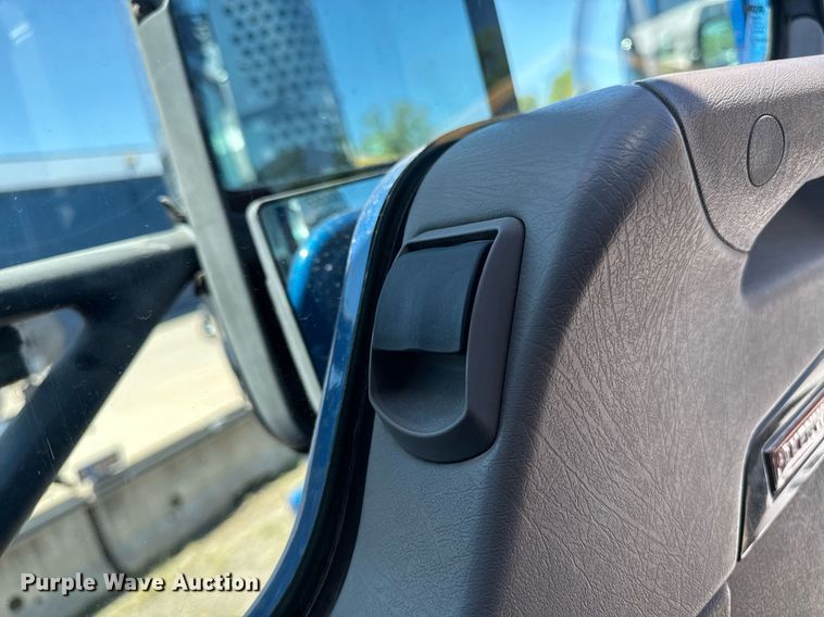 image for item DV2575 2014 Kenworth T800 semi truck