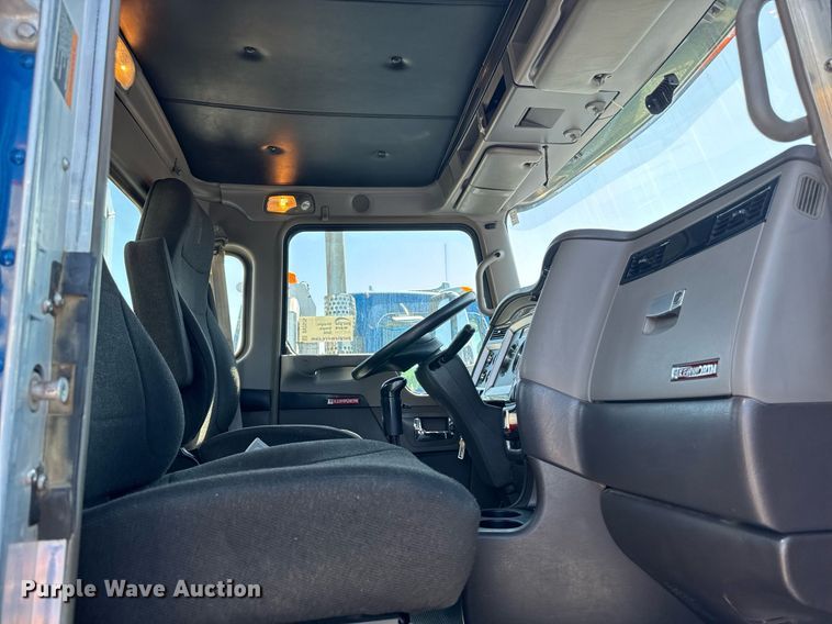 image for item DV2575 2014 Kenworth T800 semi truck