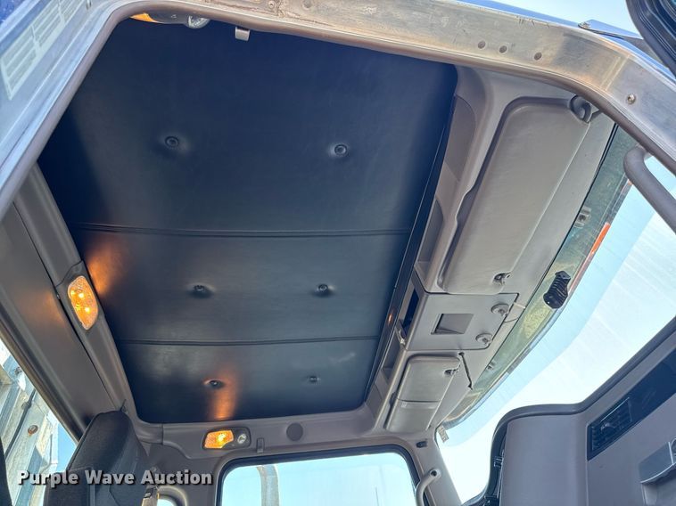 image for item DV2575 2014 Kenworth T800 semi truck