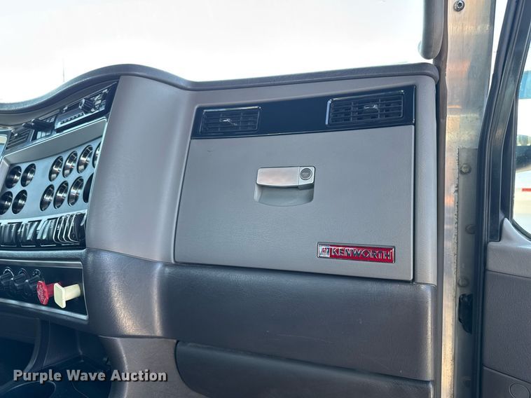 image for item DV2575 2014 Kenworth T800 semi truck