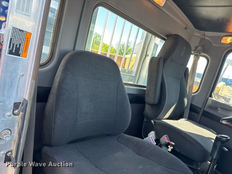 image for item DV2575 2014 Kenworth T800 semi truck