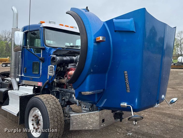 image for item DV2575 2014 Kenworth T800 semi truck