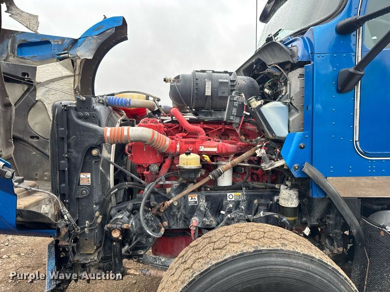 image for item DV2575 2014 Kenworth T800 semi truck