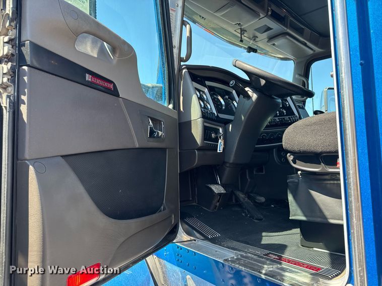 image for item DV2575 2014 Kenworth T800 semi truck