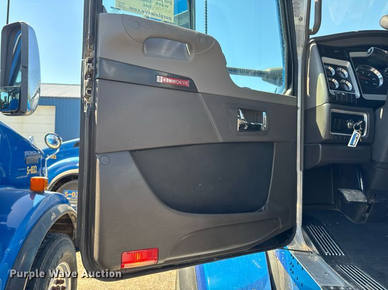 image for item DV2575 2014 Kenworth T800 semi truck