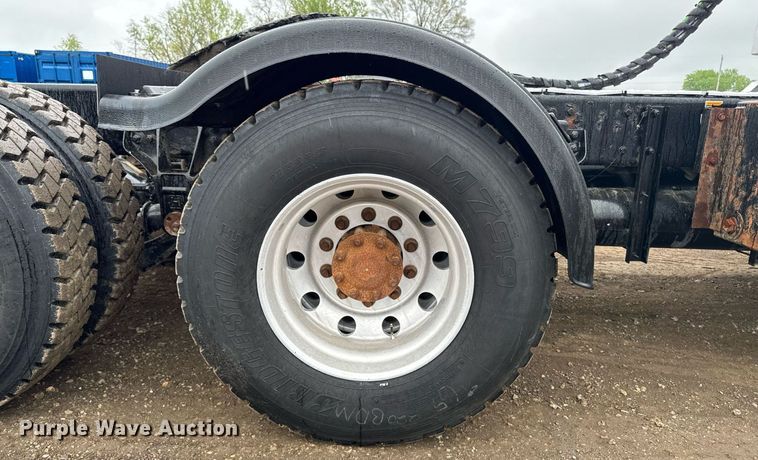 image for item DV2575 2014 Kenworth T800 semi truck