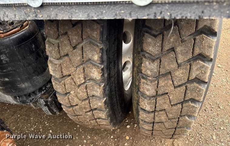 image for item DV2575 2014 Kenworth T800 semi truck