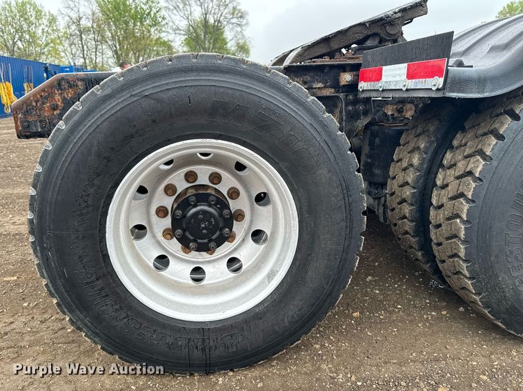 image for item DV2575 2014 Kenworth T800 semi truck