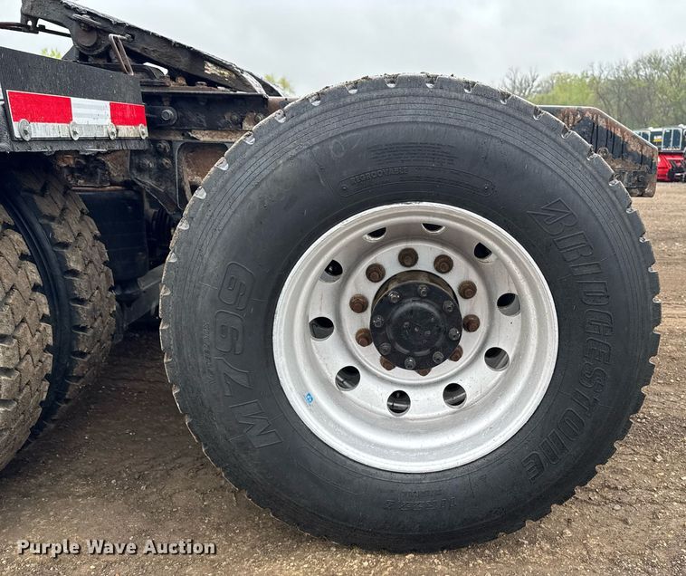 image for item DV2575 2014 Kenworth T800 semi truck