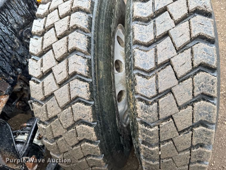 image for item DV2575 2014 Kenworth T800 semi truck