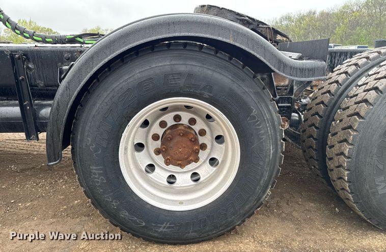 image for item DV2575 2014 Kenworth T800 semi truck