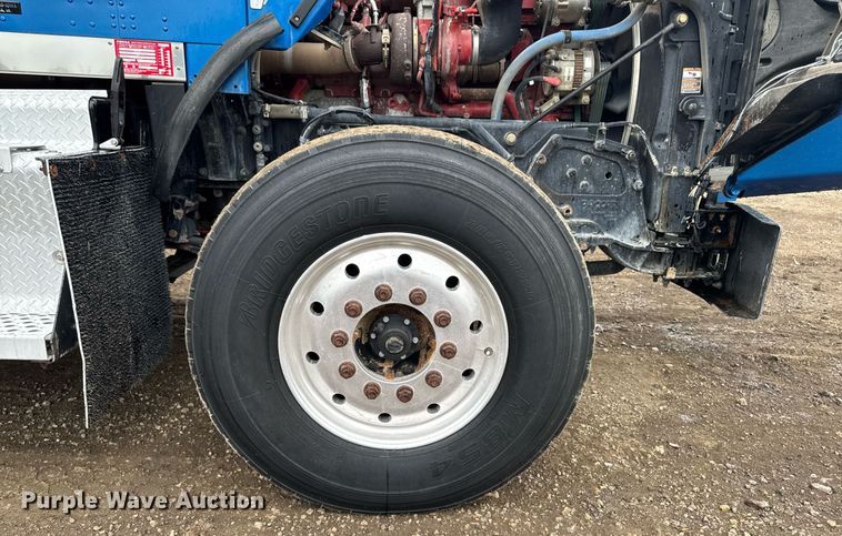 image for item DV2575 2014 Kenworth T800 semi truck