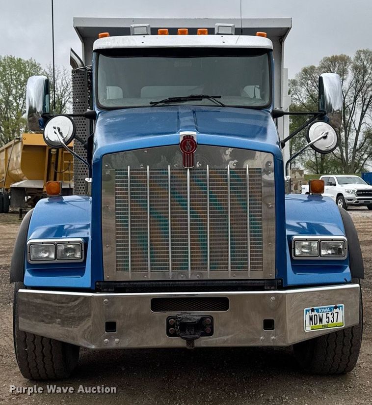 image for item DV2576 2013 Kenworth T800 dump truck