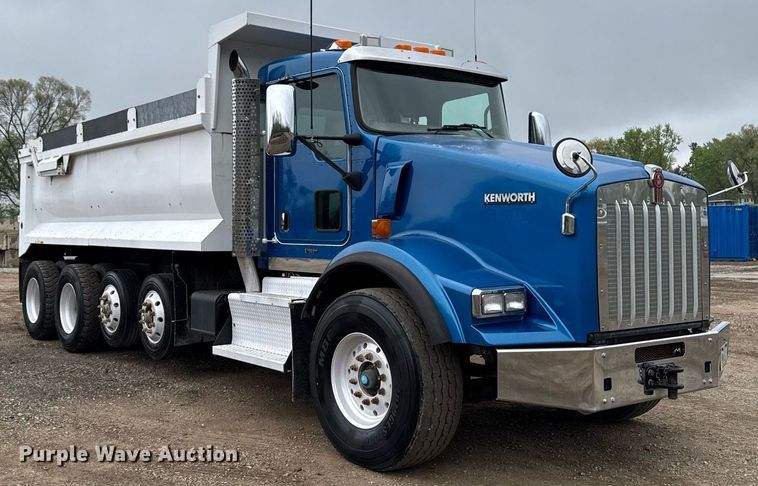 image for item DV2576 2013 Kenworth T800 dump truck