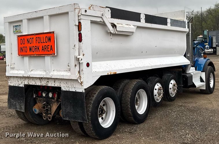 image for item DV2576 2013 Kenworth T800 dump truck