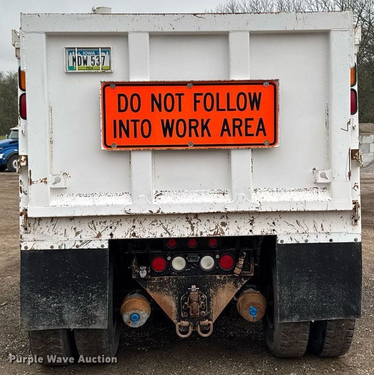 image for item DV2576 2013 Kenworth T800 dump truck