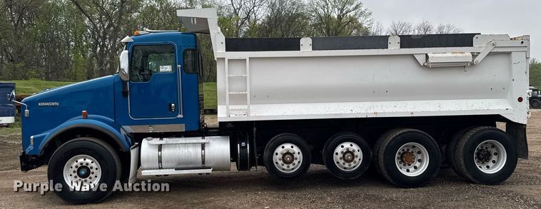 image for item DV2576 2013 Kenworth T800 dump truck