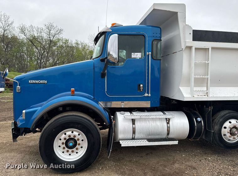 image for item DV2576 2013 Kenworth T800 dump truck