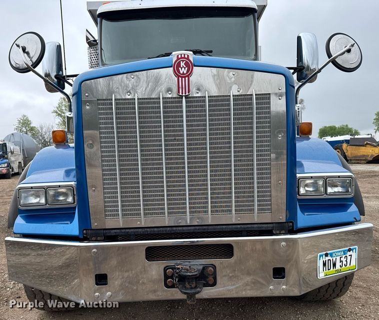 image for item DV2576 2013 Kenworth T800 dump truck