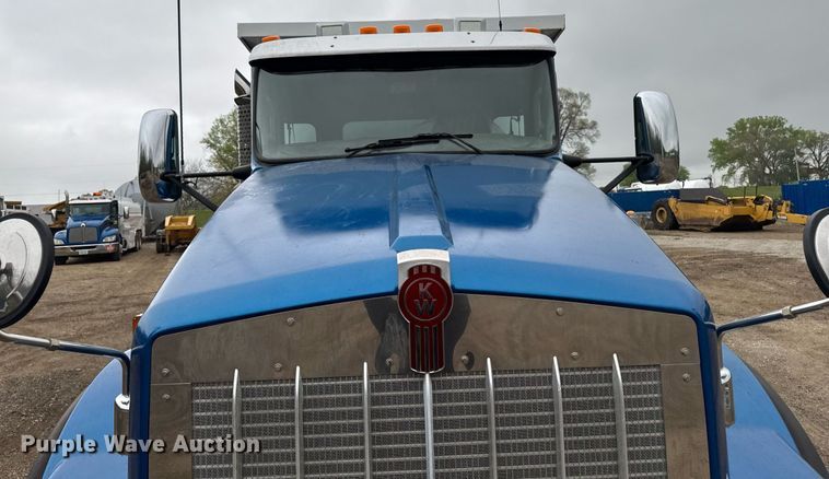 image for item DV2576 2013 Kenworth T800 dump truck