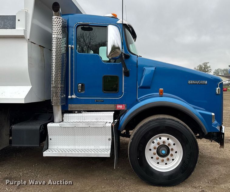 image for item DV2576 2013 Kenworth T800 dump truck