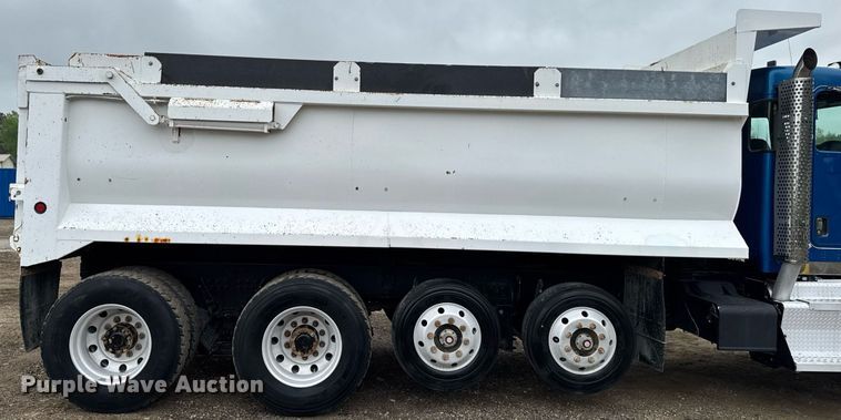 image for item DV2576 2013 Kenworth T800 dump truck