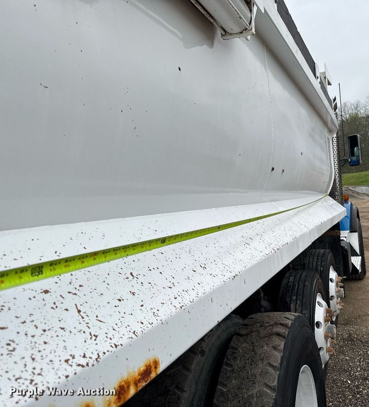 image for item DV2576 2013 Kenworth T800 dump truck