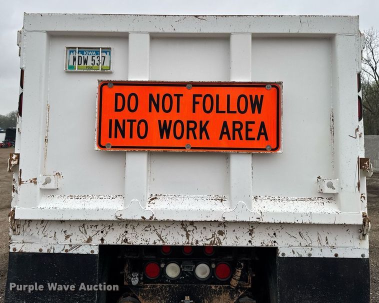 image for item DV2576 2013 Kenworth T800 dump truck