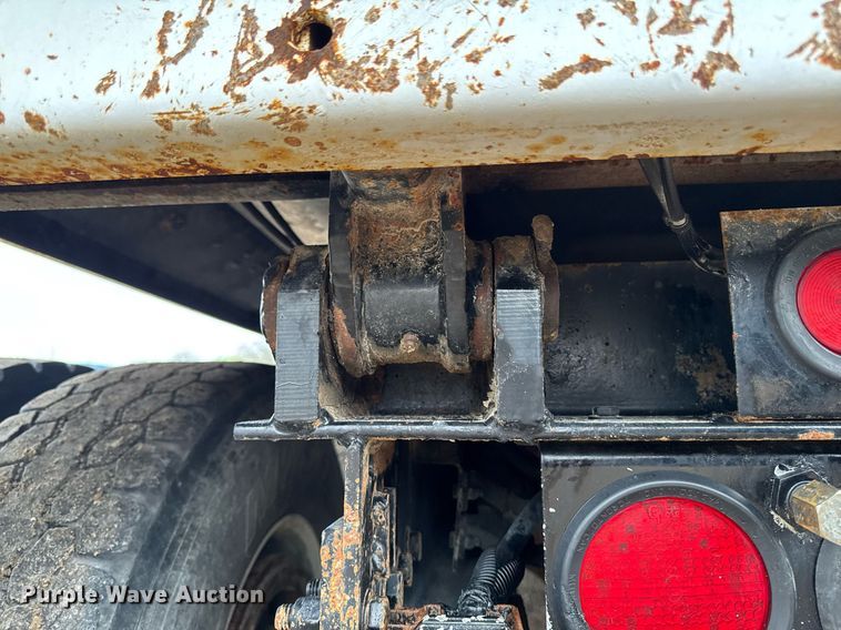 image for item DV2576 2013 Kenworth T800 dump truck