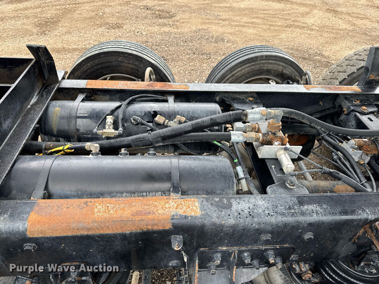 image for item DV2576 2013 Kenworth T800 dump truck