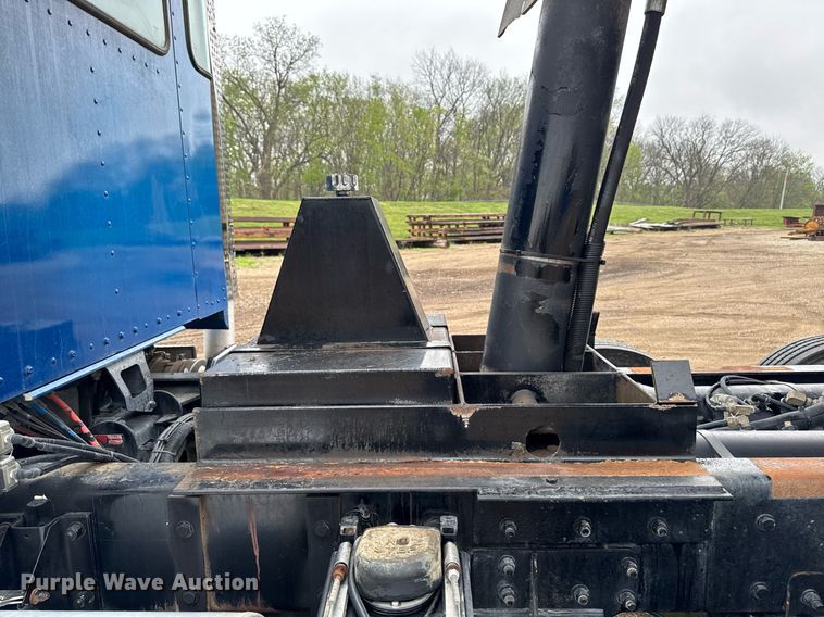 image for item DV2576 2013 Kenworth T800 dump truck