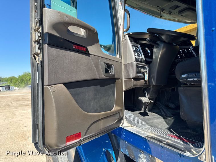 image for item DV2576 2013 Kenworth T800 dump truck