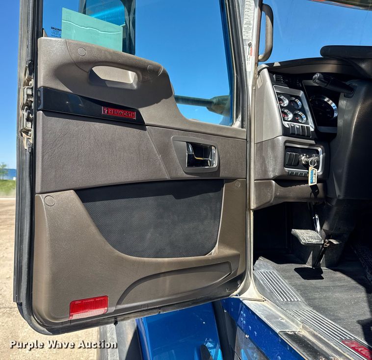 image for item DV2576 2013 Kenworth T800 dump truck