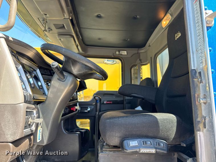 image for item DV2576 2013 Kenworth T800 dump truck