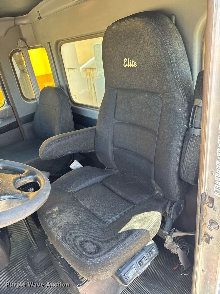 image for item DV2576 2013 Kenworth T800 dump truck