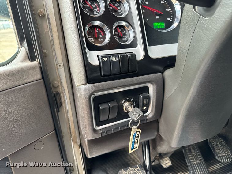 image for item DV2576 2013 Kenworth T800 dump truck