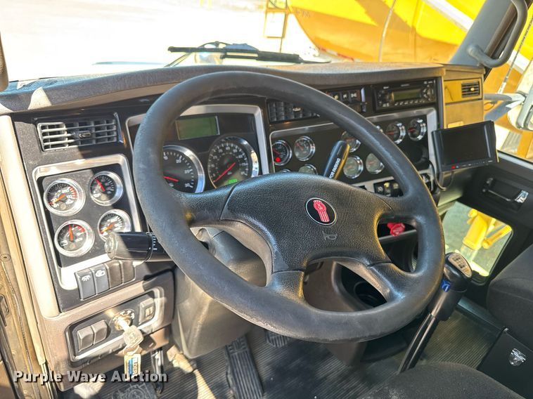 image for item DV2576 2013 Kenworth T800 dump truck