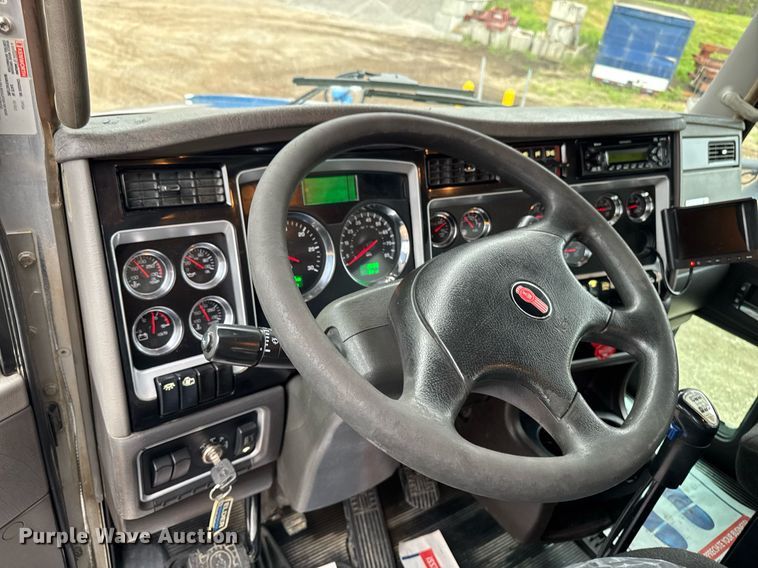 image for item DV2576 2013 Kenworth T800 dump truck