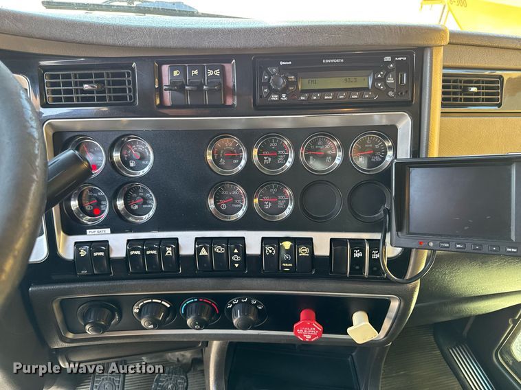 image for item DV2576 2013 Kenworth T800 dump truck