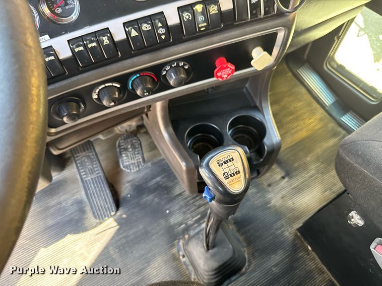 image for item DV2576 2013 Kenworth T800 dump truck