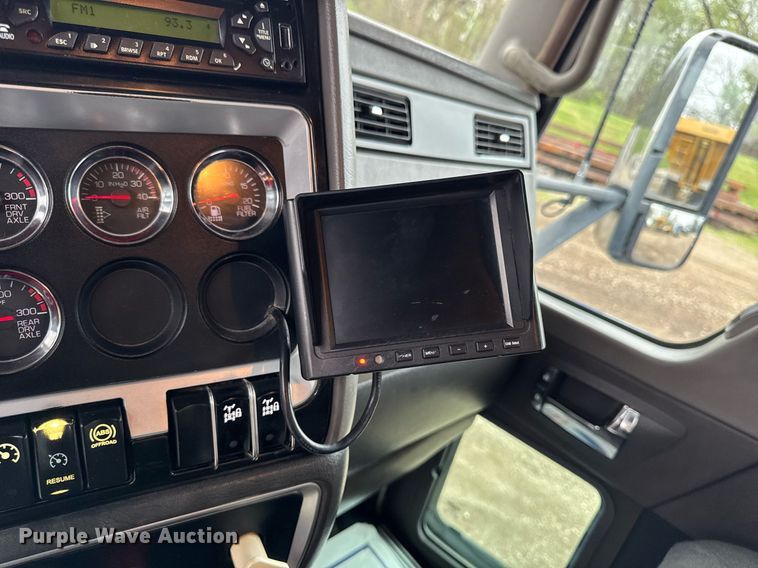 image for item DV2576 2013 Kenworth T800 dump truck