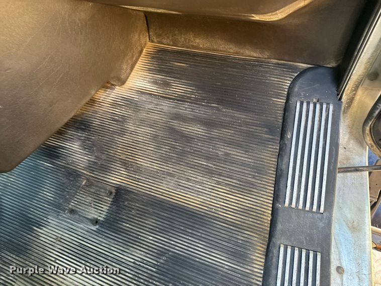 image for item DV2576 2013 Kenworth T800 dump truck